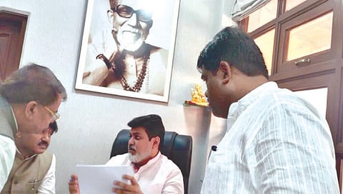सिन्नर : राज्याचे उद्योगमंत्री उदय सामंत यांच्याशी चर्चा करताना खासदार हेमंत गोडसे, स्टाइसचे चेअरमन नामकर्ण आवारे, संचालक विठ्ठल जपे.