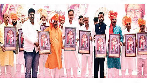 पांगरी : शेतकरी-कामगार मेळाव्यात शिवरायांच्या प्रतिमेचे वाटप करताना युवराज संभाजीराजे. समवेत विलास पांगारकर, किशोर चव्हाण, करण गायकर, अ‍ॅड. मयूर पांगारकर, शत्रुघ्न झोंबाड आदी.