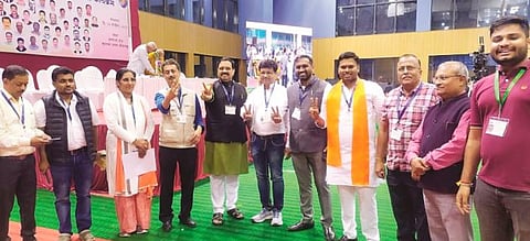 पुणे : अधिसभेत ‘विद्यापीठ विकास मंचचा गुलाल,  सावित्रीबाई फुले प्रगती पॅनेलचा निवडणुकीत धुव्वा