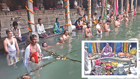 त्र्यंबकेश्वर : चंद्रग्रहणानंतर कुशावर्तावर स्नान करताना भाविक. दुसर्‍या छायाचित्रात त्र्यंबकराजाची करण्यात आलेली प्रदोषपुष्प पूजा. (छाया: देवयानी ढोन्नर) 