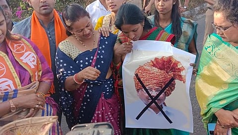 कोल्हापूर : बेळगाव दौरा रद्द केल्‍याने चंद्रकांत पाटील, शंभूराज देसाईंचा ठाकरे गटाकडून निषेध