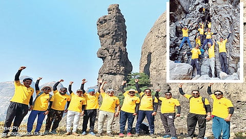इगतपुरी : नळीच्या वाटेने हरिश्चंद्रगडावर चढाई करताना गिर्यारोहक. 