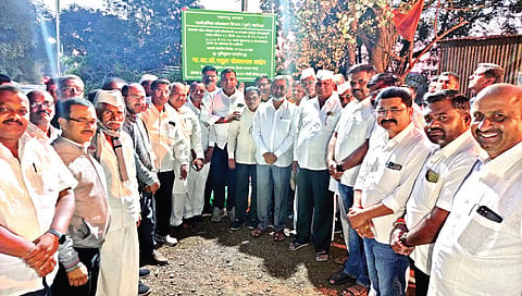 चांदवड : वडनेरभैरव गावासाठी जांबुटके धरणावरून येणार्‍या स्वतंत्र पाणीपुरवठा योजनेचे भूमिपूजन करताना आ. डॉ. राहुल आहेर,
डॉ. आत्माराम कुंभार्डे, मनोज शिंदे, सरपंच सुनील पाचोरकर, उपसरपंच योगेश साळुंके, संजय पाचोरकर आदी. (छाया : सुनील थोरे)