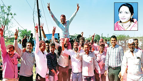 चांदवड : निमोण ग्रामपंचायतीतील विजयाचा आनंदोत्सव साजरा करताना डॉ. भावराव देवरे व इतर.(छाया : सुनील थोरे).