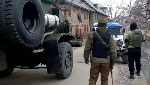 जम्मू-काश्मीरमध्ये चकमकीत तीन दहशतवादी ठार