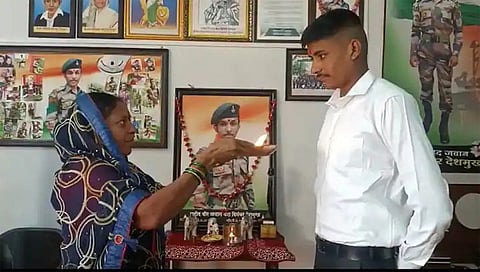 जळगाव : सैन्य दलाचे  प्रशिक्षणासाठी रवाना होत असताना पंकजला शौर्याचा टिळा लावताना आई सुरेखा देशमुख. (छाया: चेतन चौधरी) 