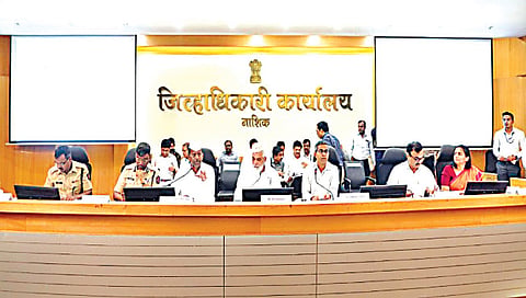 नाशिक : जिल्हा नियोजन वार्षिक योजनेच्या बैठकीत बोलताना पालकमंत्री दादा भुसे. समवेत ना. नरहरी झिरवाळ व अधिकारी.