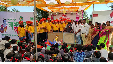 दिंडोरी: कृष्णगाव जि. प. शाळेला व्हीआयएस नेटवर्क प्रा. लिमिटेडच्या वतीने शालेय साहित्य भेटप्रसंगी उपस्थित मान्यवर. (छाया - समाधान पाटील).