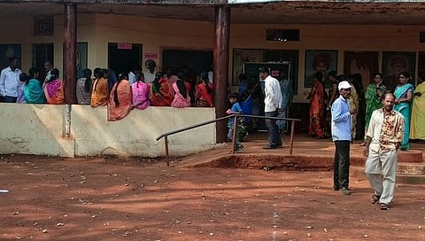 कोल्‍हापूर : धामोड येथे मतदान यंत्र बंद पडल्याने मतदारातून संताप व्यक्त