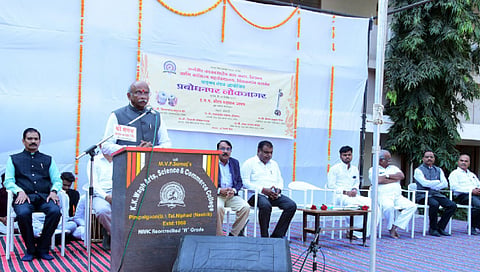 पिंपळगाव बसवंत : लोकजागर कार्यक्रमात मार्गदर्शन करताना मविप्र संस्थेचे सरचिटणीस अ‍ॅड. नितीन ठाकरे. समवेत मान्यवर. (छाया : हेमंत थेटे)