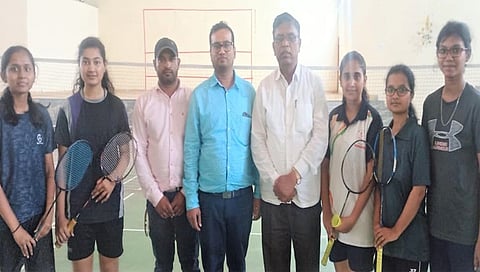 नाशिक: कृषी महाविद्यालयाची विद्यार्थिनी प्रेरणा पाटील हिची बॅडमिन्टन मध्ये विद्यापीठ स्तरावर निवड झाल्याबद्दल सत्कार करताना प्राध्यापक वृंद. 