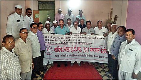 नाशिक : नाशिक जिल्हा पेन्शनर्स फेडरेशनच्या बैठकी प्रसंगी उपस्थित आपल्या मागण्यांचा फलक झळकविताना संघटनेचे पदाधिकारी.