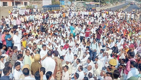 मालेगाव : बोरी-अंबेदरी बंदिस्त कालवा प्रकल्पाच्या समर्थनार्थ महामार्गावर झोडगेजवळ रास्ता रोको करताना माळमाथ्यावरील शेतकरी. 
