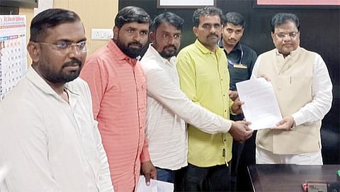 मालेगाव : बोरी अंबेदरी बंदिस्त कालवा प्रकल्पास विरोध करणार्‍या शेतकर्‍यांशी मंत्री तानाजी सावंत यांनी चर्चा करून लवकरच जलसंपदा मंत्री यांच्याबरोबर बैठक घेऊन तोडगा काढण्याचे आश्वासन दिले.
