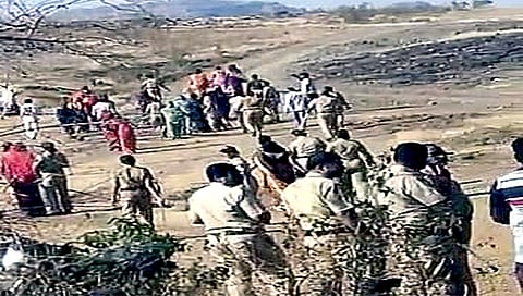 मालेगाव : बोरी अंबेदरी धरणात जलसमाधी घेण्याचा प्रयत्न करणार्‍या आंदोलक महिलांना रोखताना पोलिस कर्मचारी.