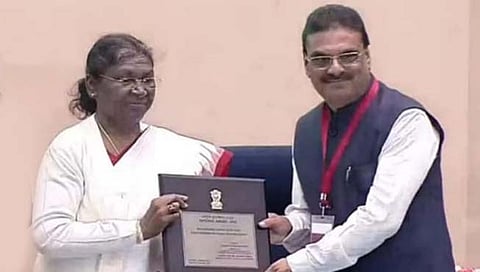 परभणी : राष्ट्रपतींच्या हस्ते महात्मा गांधी सेवा संघाचा गौरव 