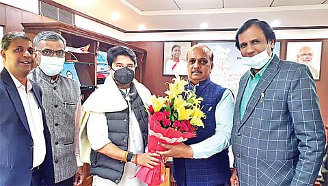 नाशिक : केंद्रीय मंत्री ज्योतिरादित्य सिंधिया यांचा सत्कार करताना ललित गांधी, शशांक त्रिवेदी, योगिन गुर्जर, केतन शहा आदी.
