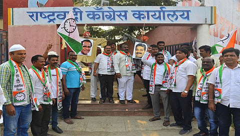जळगाव: रावसाहेब दानवे आणि आ.प्रसाद लाड यांच्या विरोधात आंदोलन करताना राष्ट्रवादी काँग्रेसचे पदाधिकारी. (छाया : चेतन चौधरी) 