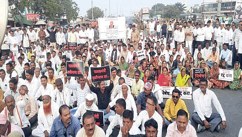 मालेगाव : बोरी अंबेदरी कालवा बंदिस्त करण्याच्या प्रकल्पाविरोधात मुंबई-आग्रा महामार्गावर रास्ता रोको करताना सर्वपक्षीय नेते, कार्यकर्ते आणि प्रकल्पबाधित शेतकरी. (सर्व छाया : सुदर्शन पगार)