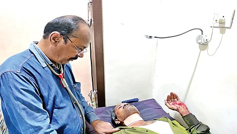 चांदवड : पतंगाच्या धारदार मांजामुळे गळा कापल्याने उपचार घेताना जखमी राजेश शिंदे. 	(छाया : सुनील थोरे)