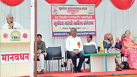 सिडको : सूर्योदय मराठी साहित्य संमेलनाच्या अध्यक्षपदावरून बोलताना लक्ष्मीकांत देशमुख. समवेत डॉ. प्रकाश कोल्हे, सावळीराम तिदमे, जनार्दन माळी, नंदकुमार दुसानीस, विजय महाले, सविता कुशारे आदी.	(छाया : राजेंद्र शेळके)