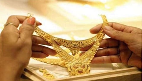 Gold-Silver Rates : सोने चांदीची चकाकी पितृपक्षात झाली फिकी, दरात कमालिची घसरण