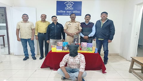 
नाशिक: पानटपरीत प्रतिबंधित हुक्का पॉट, फ्लेवर, ई-सिगारेटच्या विक्रीप्रकरणी ताब्यात घेण्यात आलेला संशयित टपरीचालक प्रकाश जाधव.