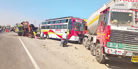 पुणे-सोलापूर महामार्गावर विचित्र अपघात