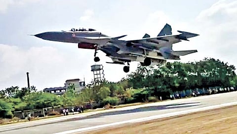 Aeroplane Landing :  महामार्गावर लढाऊ विमाने उतरवण्याची चाचणी यशस्वी