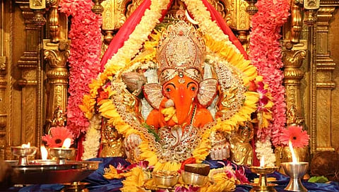 मुंबई : सिद्धिविनायक मंदिरातील अनागोंदी कारभाराची चौकशी करा : मनसेचे मुख्यमंत्र्यांना निवेदन