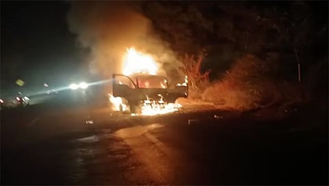 मनमाड : आगीचा भडका उडून खाक झालेली धावती काळी-पिवळी मॅजिक व्हॅन. (छाया: रईस शेख)