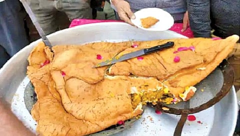 Maha Baahubali Samosa : बर्थडेसाठी केक नाही, तब्‍बल १७ किलोचा समोसा; वडिलांच्‍या वाढदिनी मुलांचे अनोखे सेलिब्रेशन