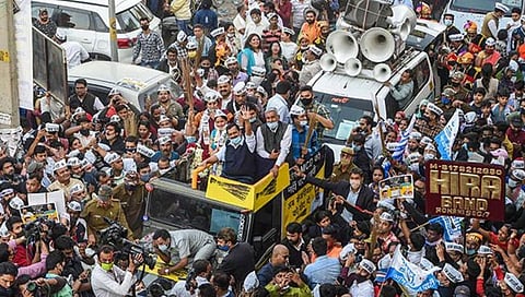 अरविंद केजरीवाल यांच्या रोड शो मधून २० नेत्यांचे फोन चोरीला