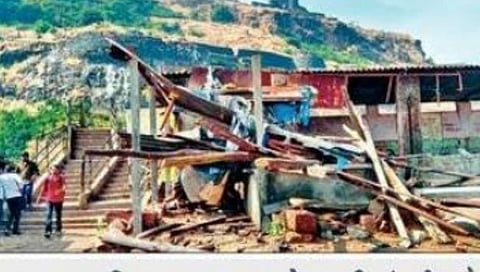कोल्हापूर: विशाळगडावरील अतिक्रमणावर वनविभागाचा हातोडा
