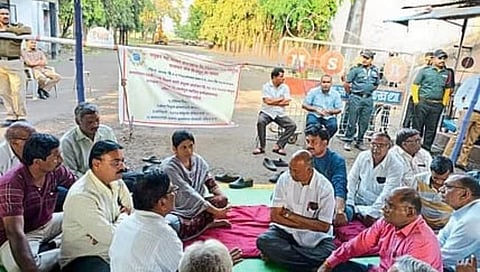 Jalgaon : मधुकर साखर कारखान्यासमोर कर्मचार्‍यांचे आंदोलन, जिल्हा बँक अध्यक्षांना घेराव