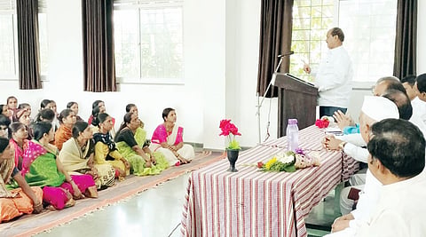 खडकवाडी येथे शेतकर्‍यांना मार्गदर्शन करताना दत्ताभाऊ पायगुडे.