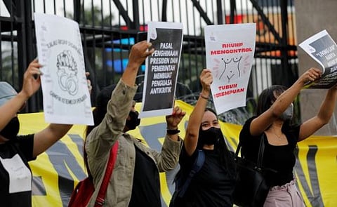 Indonesia bans sex outside marriage | इंडोनेशियात नवीन कायदा, विवाहबाह्य संबंध ठेवल्यास एक वर्षाची शिक्षा, ‘लिव्ह-इन’मध्ये राहणे हाही गुन्हा