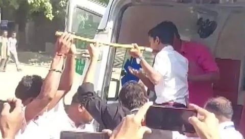 धक्‍कादायक : मैदानी खेळ स्‍पर्धेवेळी भाला थेट विद्यार्थ्याच्या मानेत घुसला! ओडिशातील प्रकार