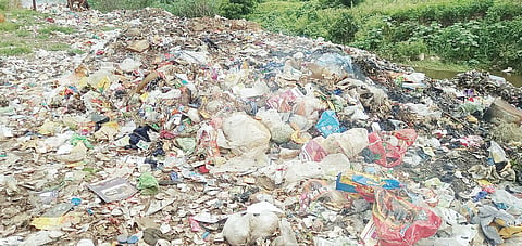 कुरकुंभ : वापरून झालेल्या प्लास्टिक पिशव्यांचा प्रश्न गंभीर