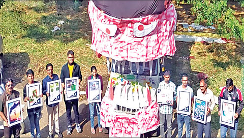 नाशिक : मानव उत्थान मंचाने प्लास्टिकविरोधात जनजागृतीसाठी तयार केलेला ‘प्लास्टिक मॉन्स्टर’.