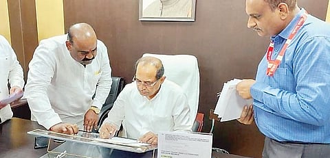 रामोशी वतनी जमिनी लुबाडणार्‍यांवर कारवाई करू : महसूलमंत्री राधाकृष्ण विखे पाटील यांची घोषणा