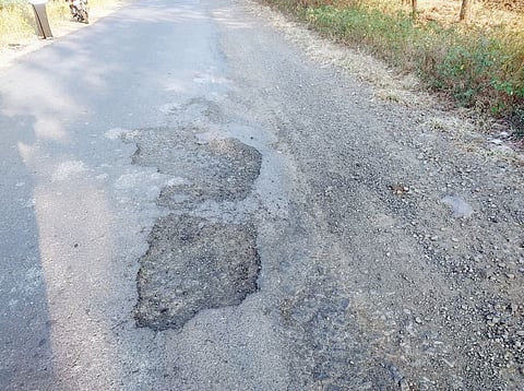 राजगुरुनगर ते वाफगाव रस्त्यावर दिसणारे खड्डे.  (छाया : ईसाक मुलाणी)