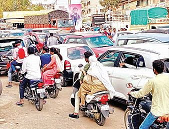 भोसरीमध्ये वाहतूक नियमांचे होतेय सर्रास उल्लंघन