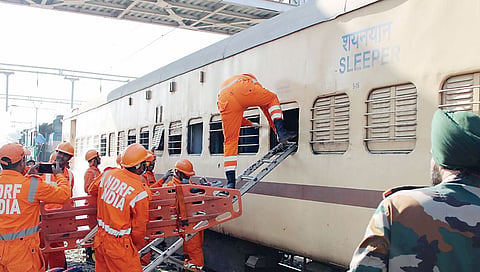 खडकी रेल्वे स्थानकावर मॉकड्रिल करताना एनडीआरएफचे जवान आणि उपस्थित अधिकारीवर्ग.