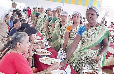 मंचर : वर्‍हाडी मंडळींना जेवण वाढण्यातून रोजगाराची निर्मिती