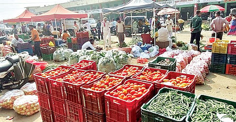 चाकणमध्ये पालेभाज्या मातीमोल; कोथिंबीर 1 रुपयाला, मेथी 4 रुपये गड्डी