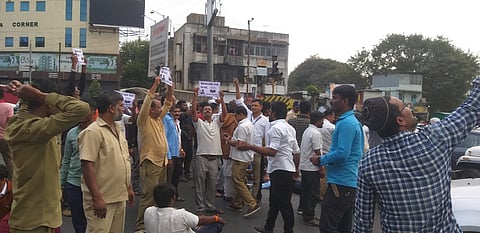 पुणे: रिक्षा चालकाच्या आंदोलनाला हिंसक वळण, आंदोलनकर्ते आरटीओ कार्यालयासमोर रिक्षा सोडून गेले घरी