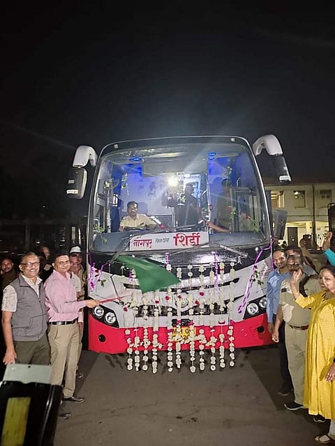 समृध्दी महामार्गावर नागपूर ते शिर्डी दरम्यान धावली‌ पहिली एसटी बस