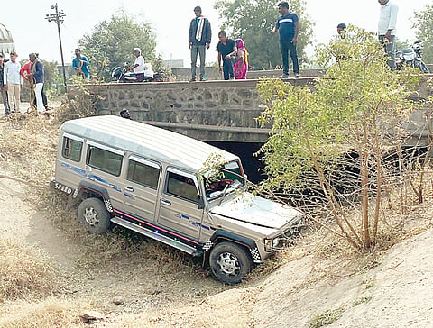 श्रीगोंदा : रस्त्यावरील धुळीने घेतला एकाचा जीव ;  क्रूझर वितरिकेत पडल्याने अपघात