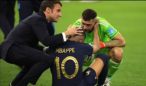 France vs Argentina final : एम्‍बाप्पेला पराभवाचे दु:ख अन् फ्रान्‍स राष्‍ट्राध्‍यक्षांची ‘जादुची झप्‍पी’… फुटबॉल प्रेमीने अनुभवले अनोखे ‘सांत्‍वन’